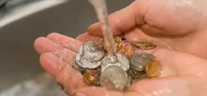 После чистки монеты следует промыть теплой водой